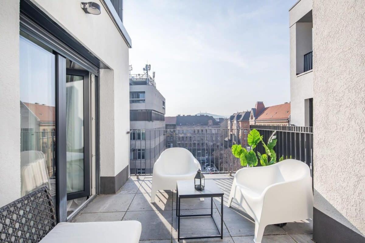 Fresh & Modern - With 2 Balconies Appartamento